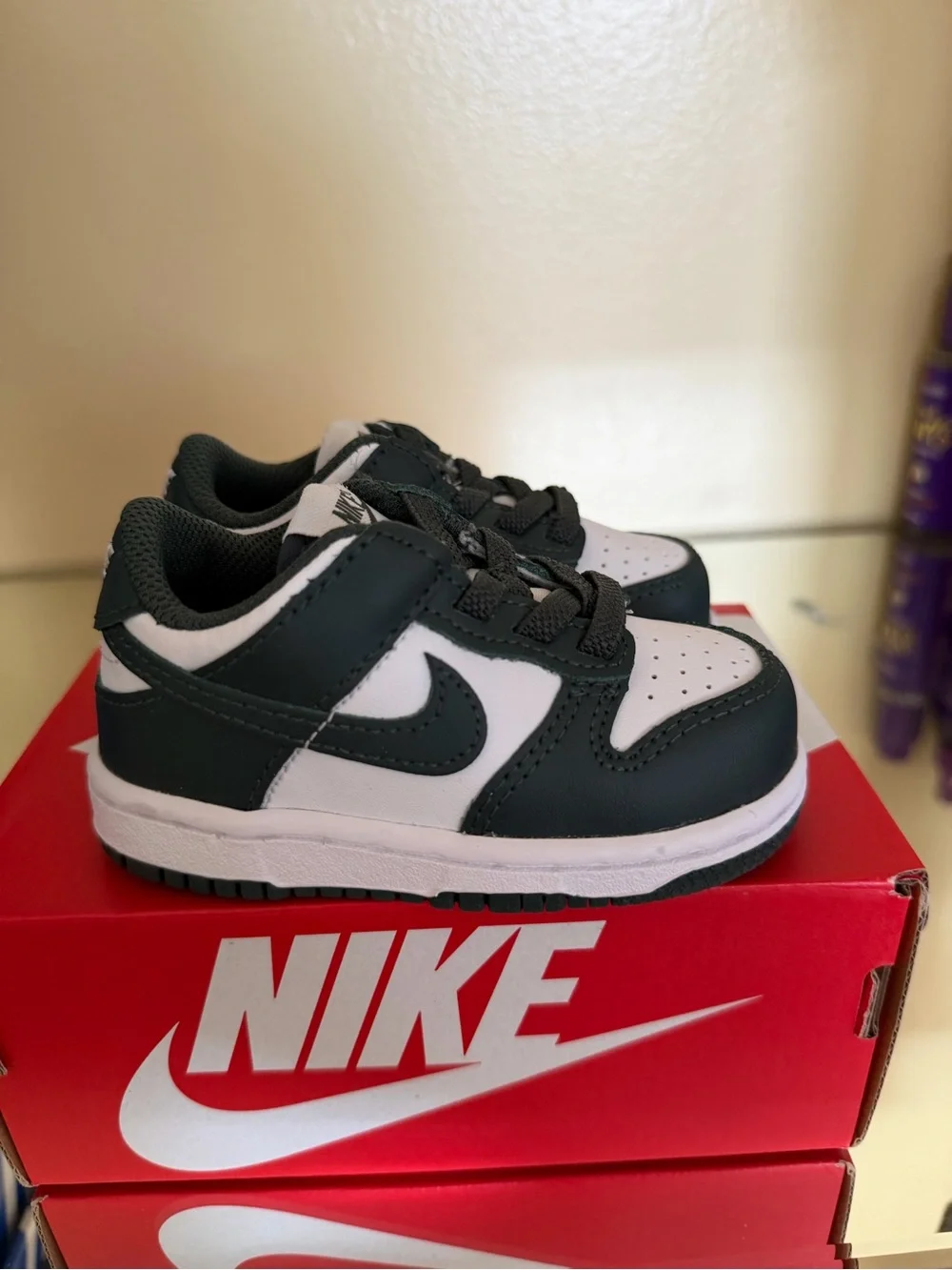 Nike Kids Low-Top Sneakers in Dark Green and White
